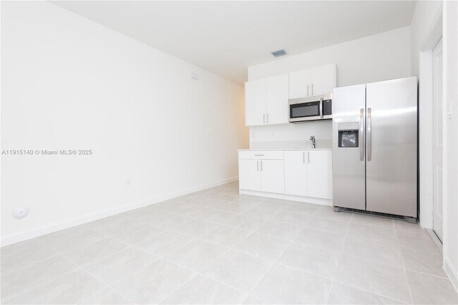 Foto del edificio - 2636 SE 8th Ct
