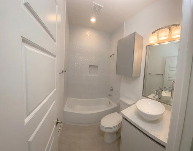 Building Photo - 1623 W Smt Dr