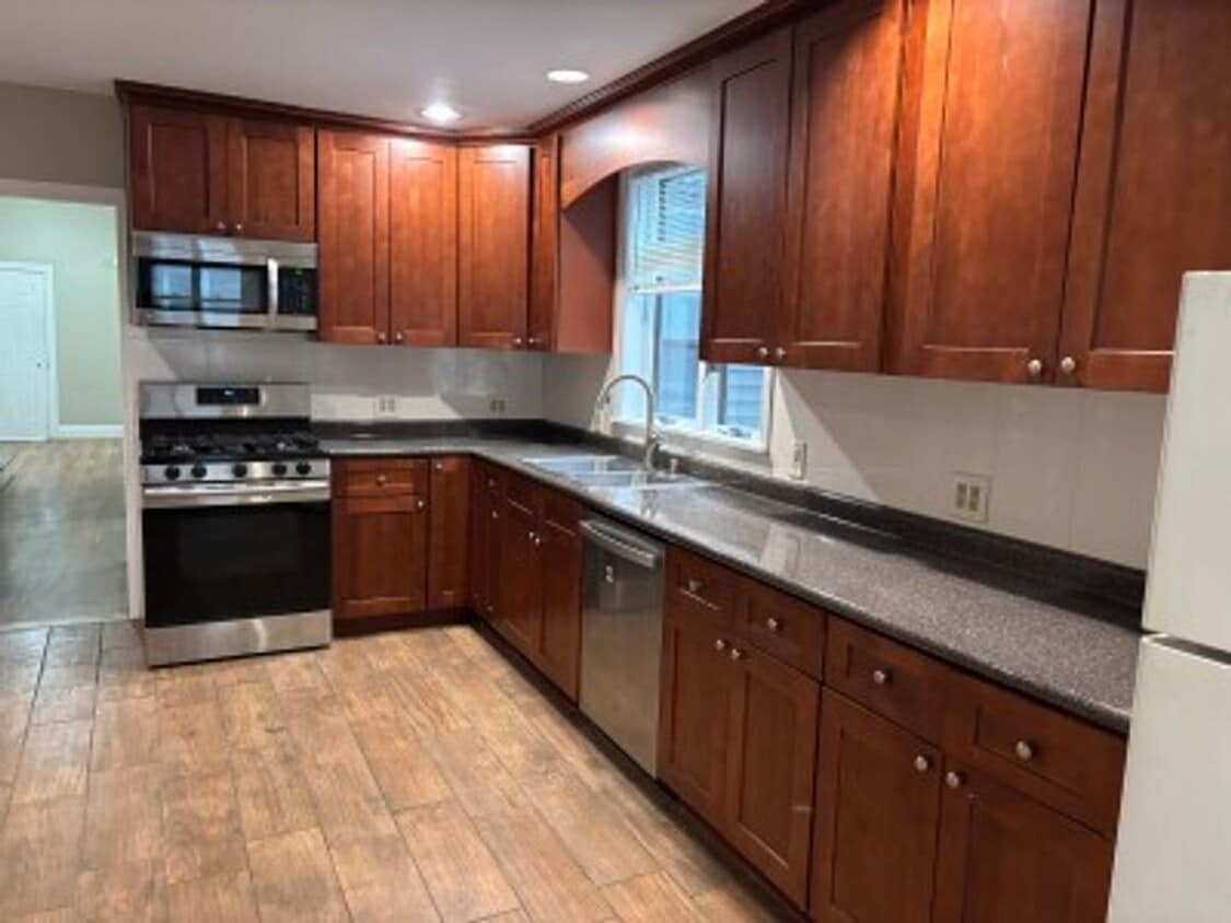 Huge, Renovated Allston 7 Bed/3 Bath Townhouse on Armington St For 9/1. Students Welcome and NO F... - Huge, Renovated Allston 7 Bed/3 Bath Townhouse on Armington St For 9/1. Students Welcome and NO F...