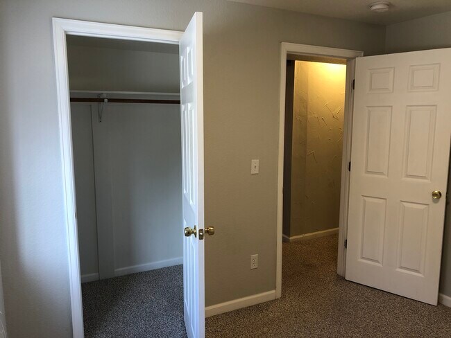 Dormitorio 1 - 616 Freemont Cir