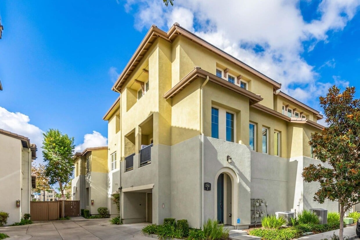 Foto principal - Spacious 2-Bedroom, 2-Bath Modern Home Loc...
