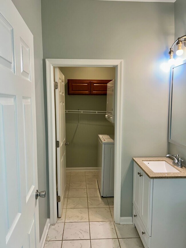 Building Photo - Well-Maintained Single-Family Home in Pete...
