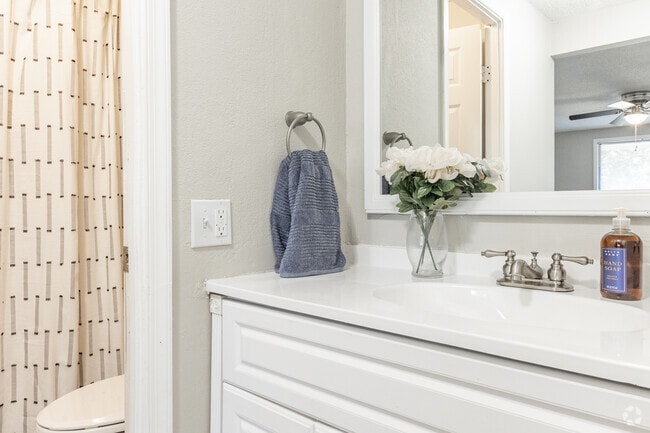 2HAB, 2BA - Oakbrook ~ Boutique Cottage Style Living Meets Hassle Free Leasing