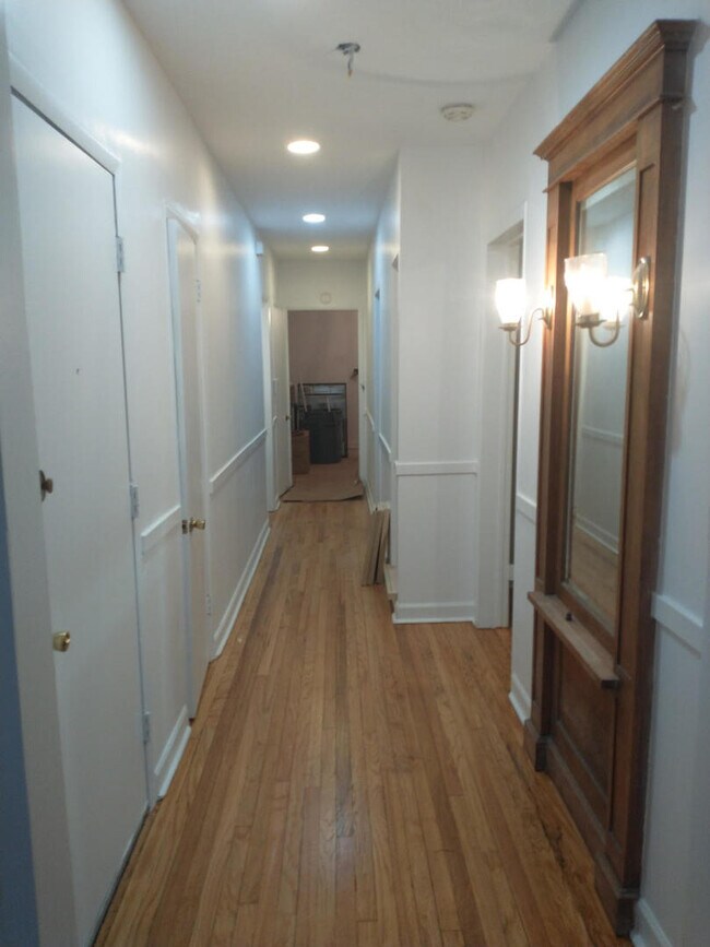 Building Photo - 644 W Aldine Ave
