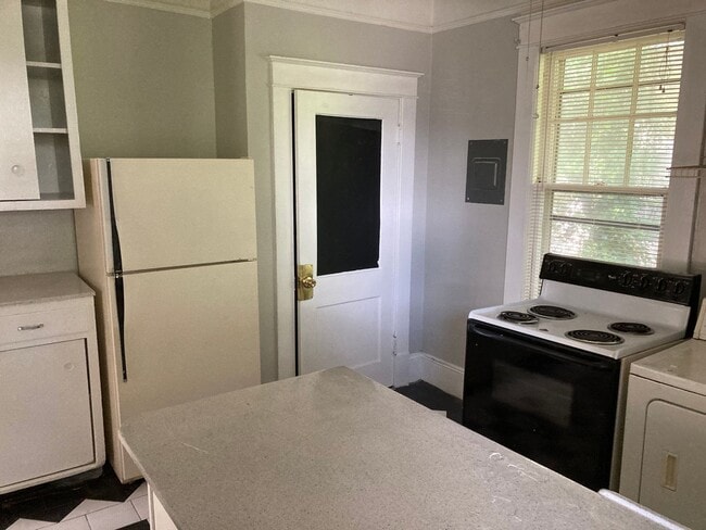 Building Photo - 1Bedroom/ 1 Bath Apartment on Fourth St.