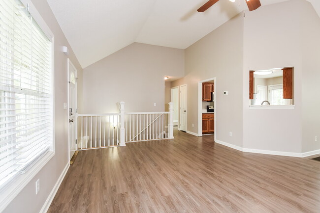 Building Photo - 10 Golden Way NE