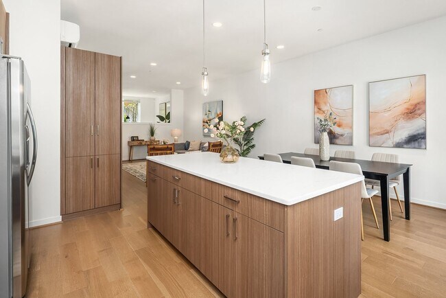 Foto del edificio - Fantastic Bellevue Townhouse with View...