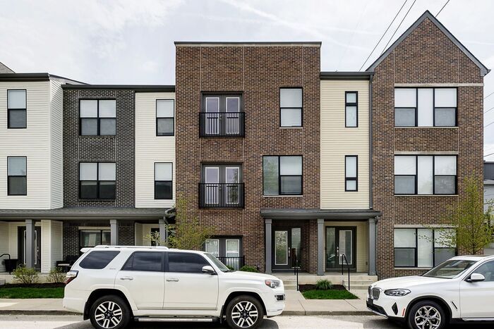 Primary Photo - 2 Bed 2.5 Bath Townhome in Herron Morton!