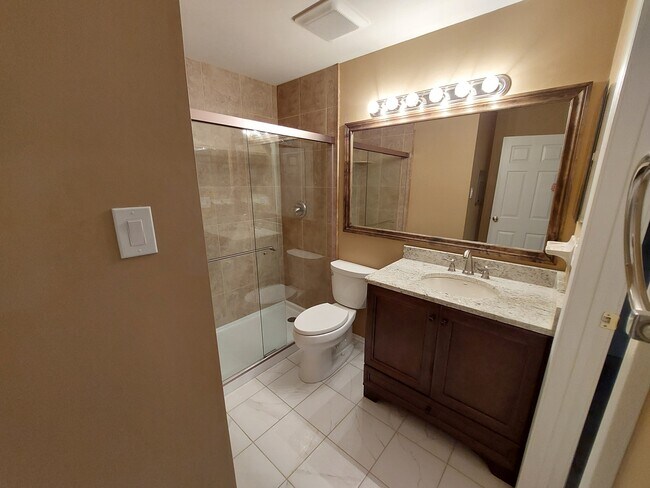 Baño - 2207 Society Plz