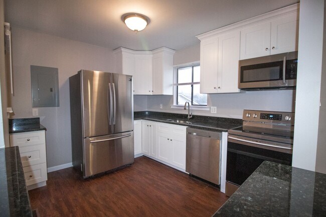 Foto del edificio - Upgraded & Spacious Condo in the Heart of ...