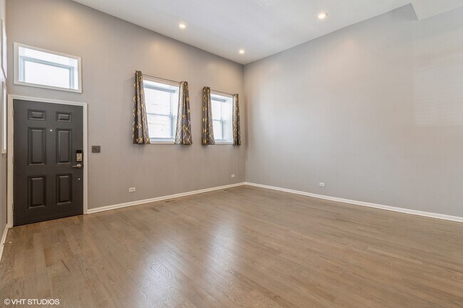 Building Photo - 559 W 37th St