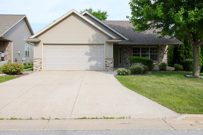 Foto del edificio - 3400 Riverstone Ct