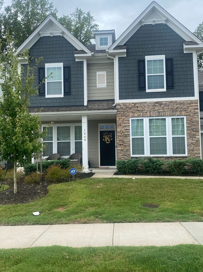 Building Photo - Beautiful like new home minutes from the l...