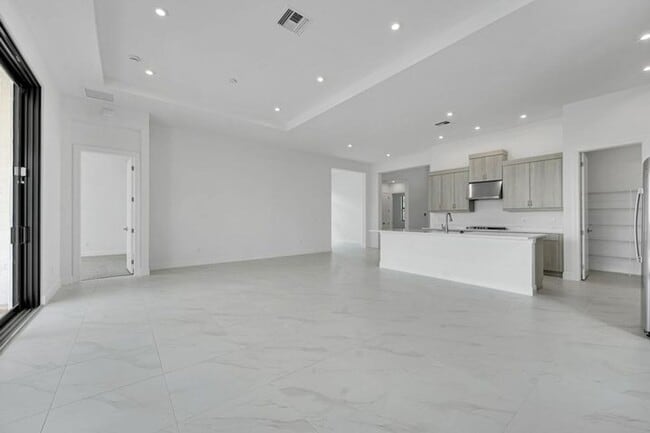 Building Photo - 13920 Vivant Dr