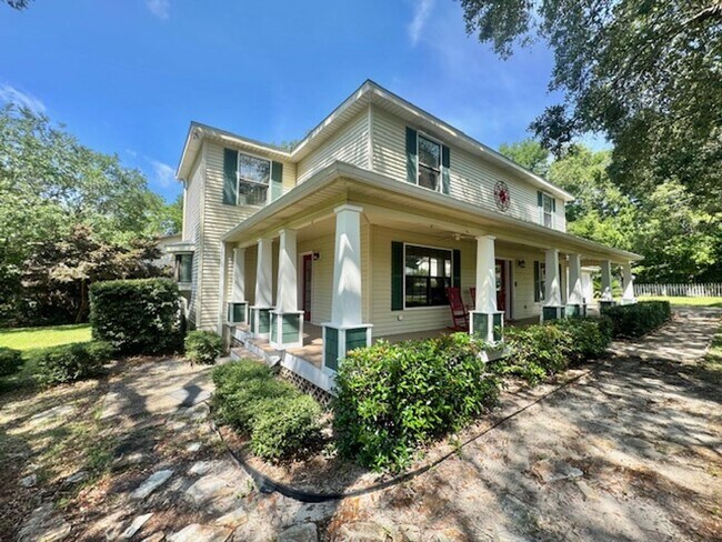 Building Photo - 620 Grenada Way