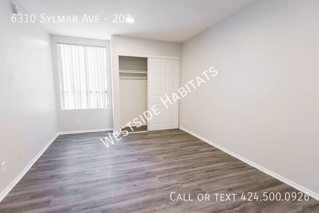 Foto del edificio - 6310 Sylmar Ave