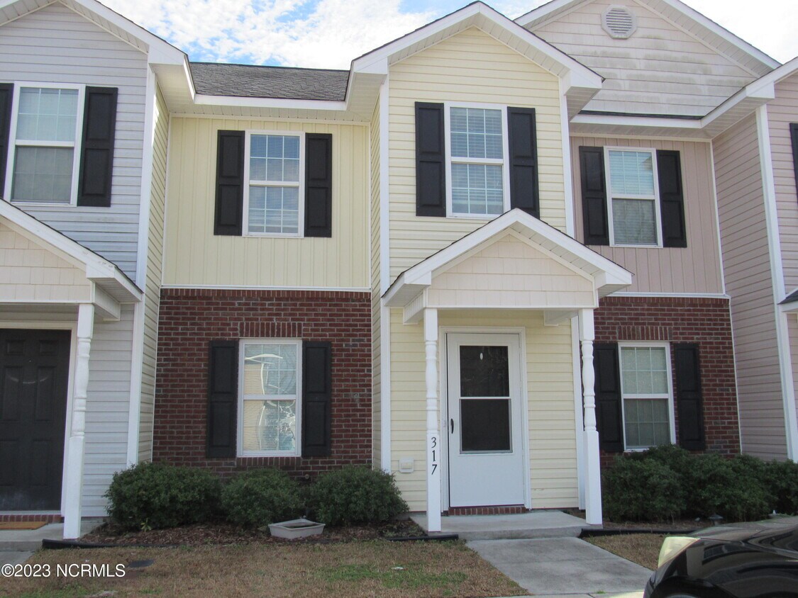 317 Glen Cannon Drive, Jacksonville, NC 28546 Townhome Rentals in Jacksonville NC
