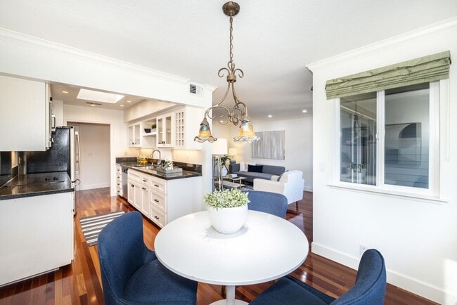 Building Photo - Beautifully Maintained 2 Bed, 2 Bath Condo...