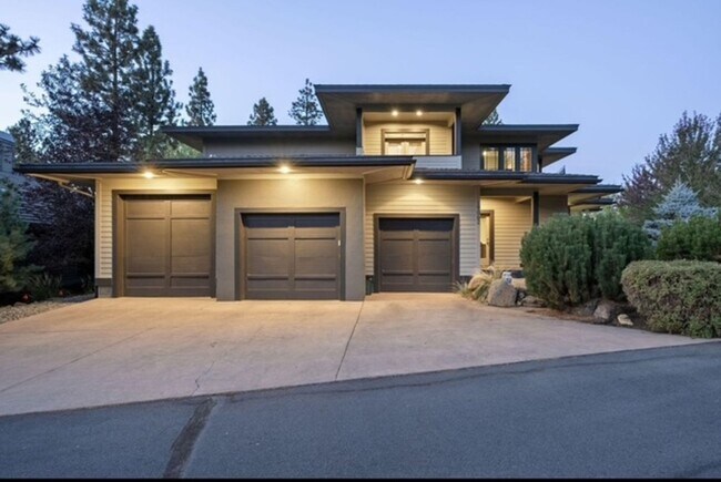 Foto del edificio - 19062 Mount McLoughlin Ln