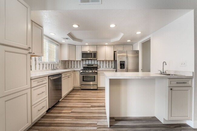 Building Photo - 2 Bedroom, 2.5 Bath Near Flamingo & Torrey Pines