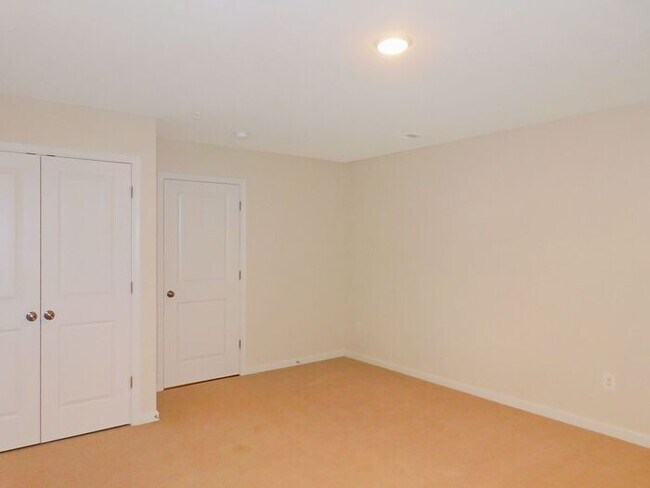 Foto del edificio - Inner Townhome with Deck and 1 Car Garage