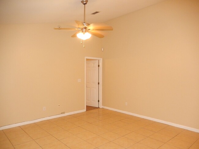 Foto del edificio - LOVELY 3/2 w/ Newer Flooring/Paint, Walk-I...