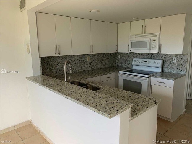 Building Photo - 3 br, 2.5 bath Condo - 6601 SW 116th CT 404