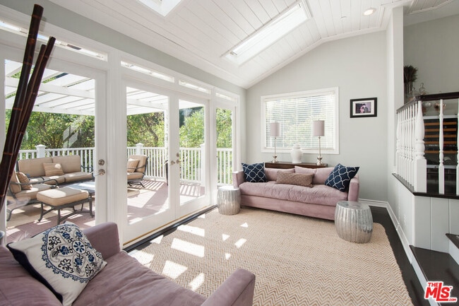 Foto del edificio - 7120 Pacific View Dr