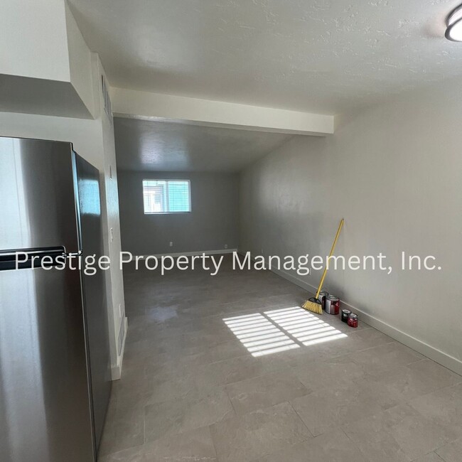 Building Photo - 1/1 Remodeled Triplex Across from the UofA!