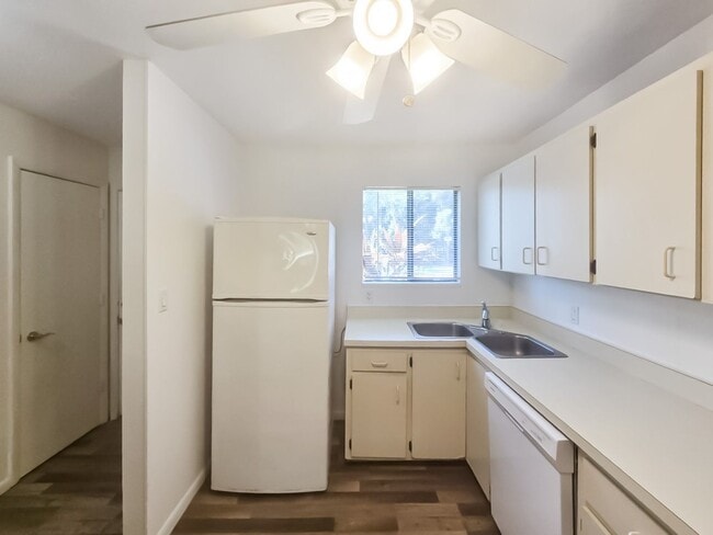 Foto del edificio - Limited-Time Offer: 1 month Rent free for 13 month lease, Apply now!
