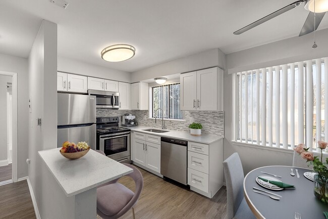 Building Photo - Golfview Apartments