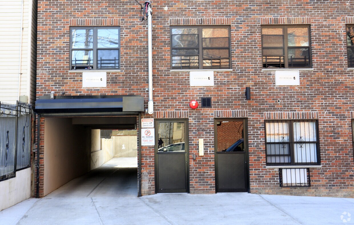 ESTACIONAMIENTO Y ENTRADA - 596 E 170th St