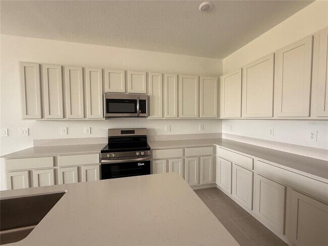 Building Photo - 2999 Maloof Dr