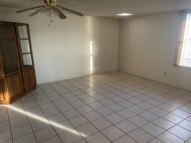 Building Photo - 1021 W Edgewater Dr