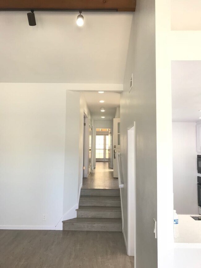 Foto del edificio - 512 Poinsettia Ave