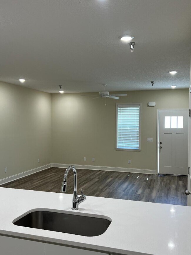 Foto del edificio - 394 W Plum St