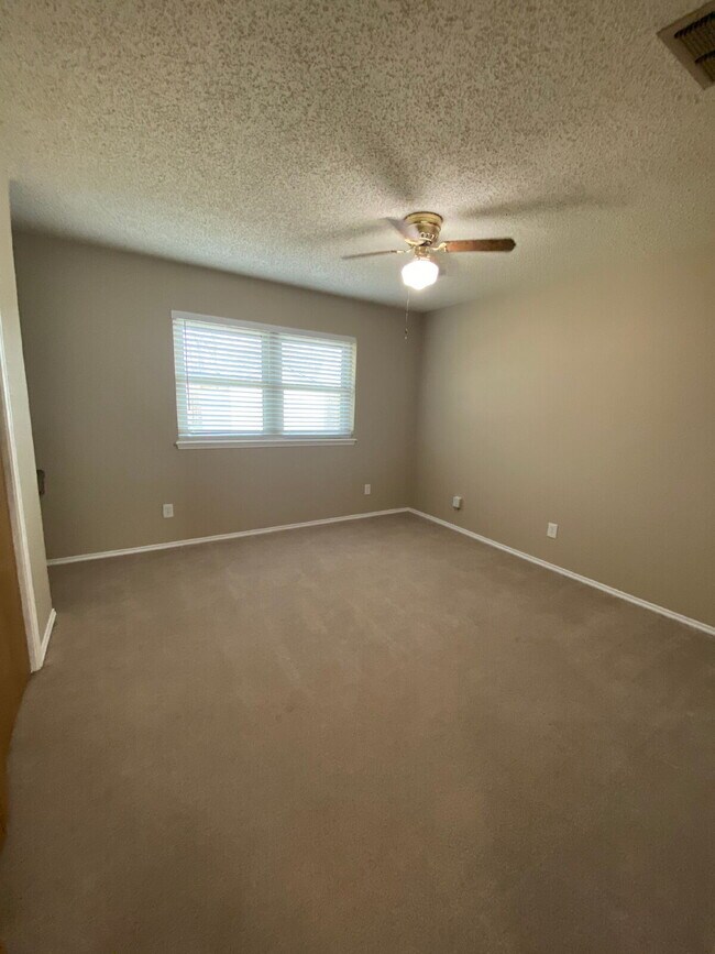 Building Photo - Charming 3-Bedroom Oasis with 2 Full Baths in Prime Lubbock Location - 1547 Sq Ft of Comfort!