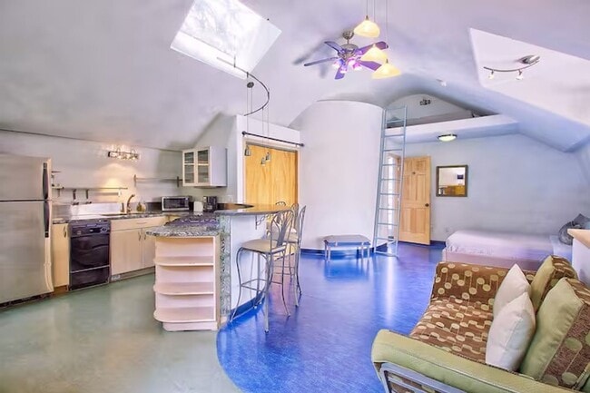 Unique Carriage House in Historic Congress... - Unique Carriage House in Historic Congress...