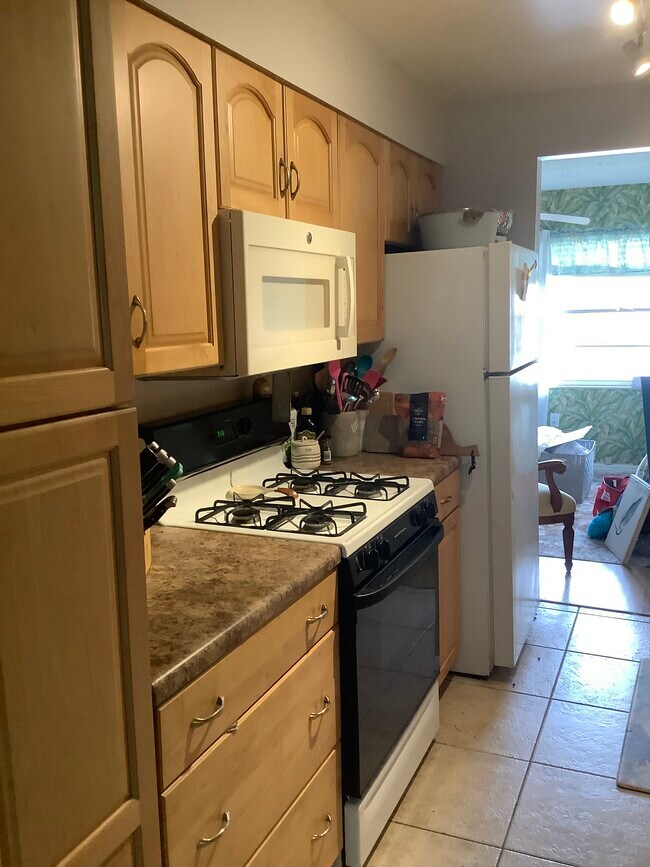 Gas stove, lots of pantry/cabinet space - 10032 65th Ave N