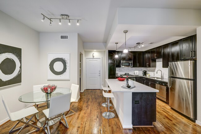 Building Photo - 2900 West Dallas