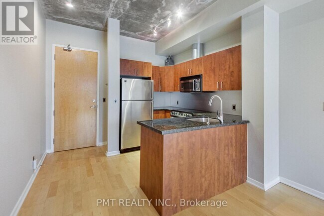 Building Photo - 388 Richmond St W