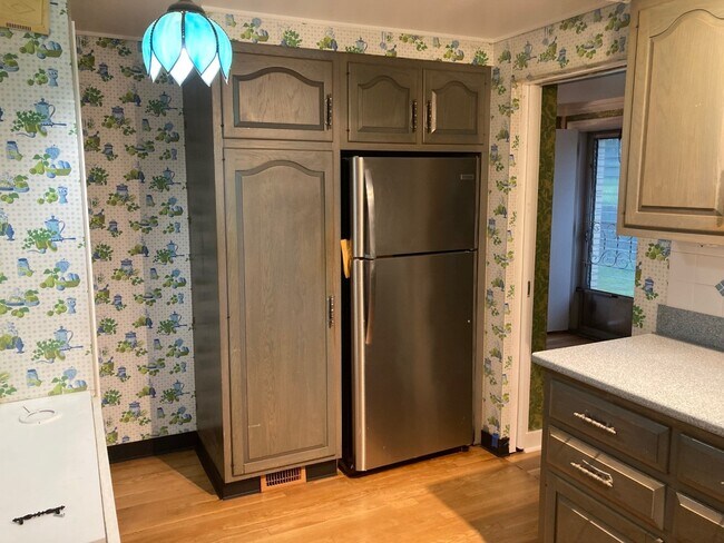 kitchen - 1334 Woodbine St