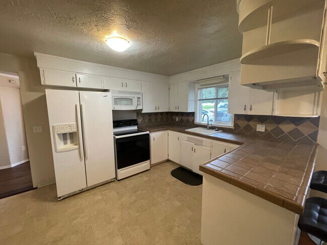 Foto del edificio - --APPLICATION PENDING--   Comfortable and well-located, this 3-bedroom, 1.5-bath single-family ho...