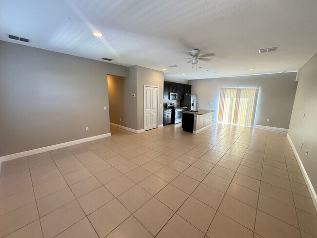 Building Photo - Incredible 4 Bedroom, 2 Bathroom Home in Poinciana!!
