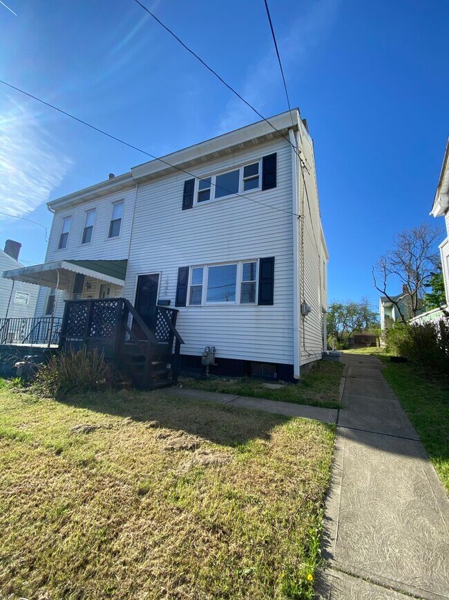 Building Photo - AVAILABLE MAY - BEAUTIFUL 2 BEDROOM HOME W...