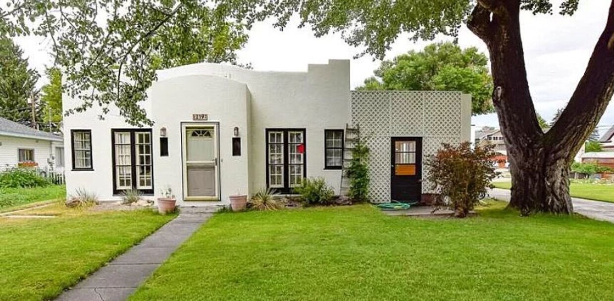Primary Photo - Charming 4 bedroom home Accross from city ...