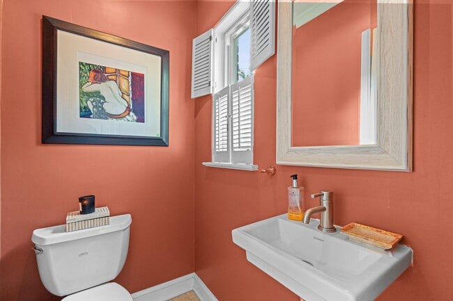 Foto del edificio - 4317 Warren St NW