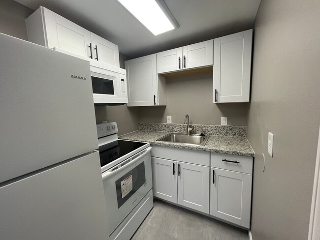 Building Photo - Adorable bungalow in the heart of Old Sparks
