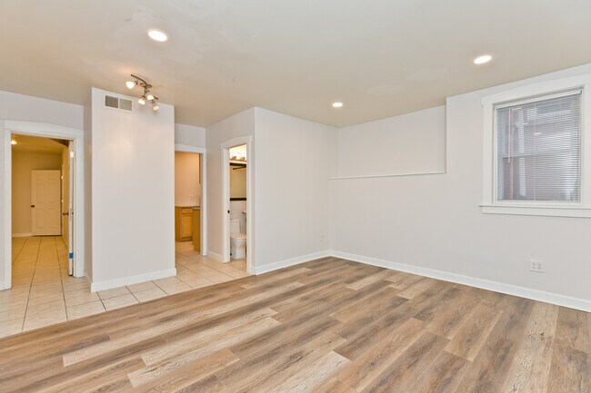 Building Photo - 1751 W North Shore Ave