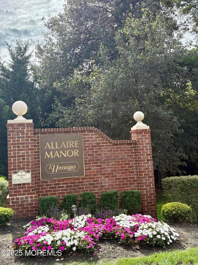 Primary Photo - 61 S Manor Ct